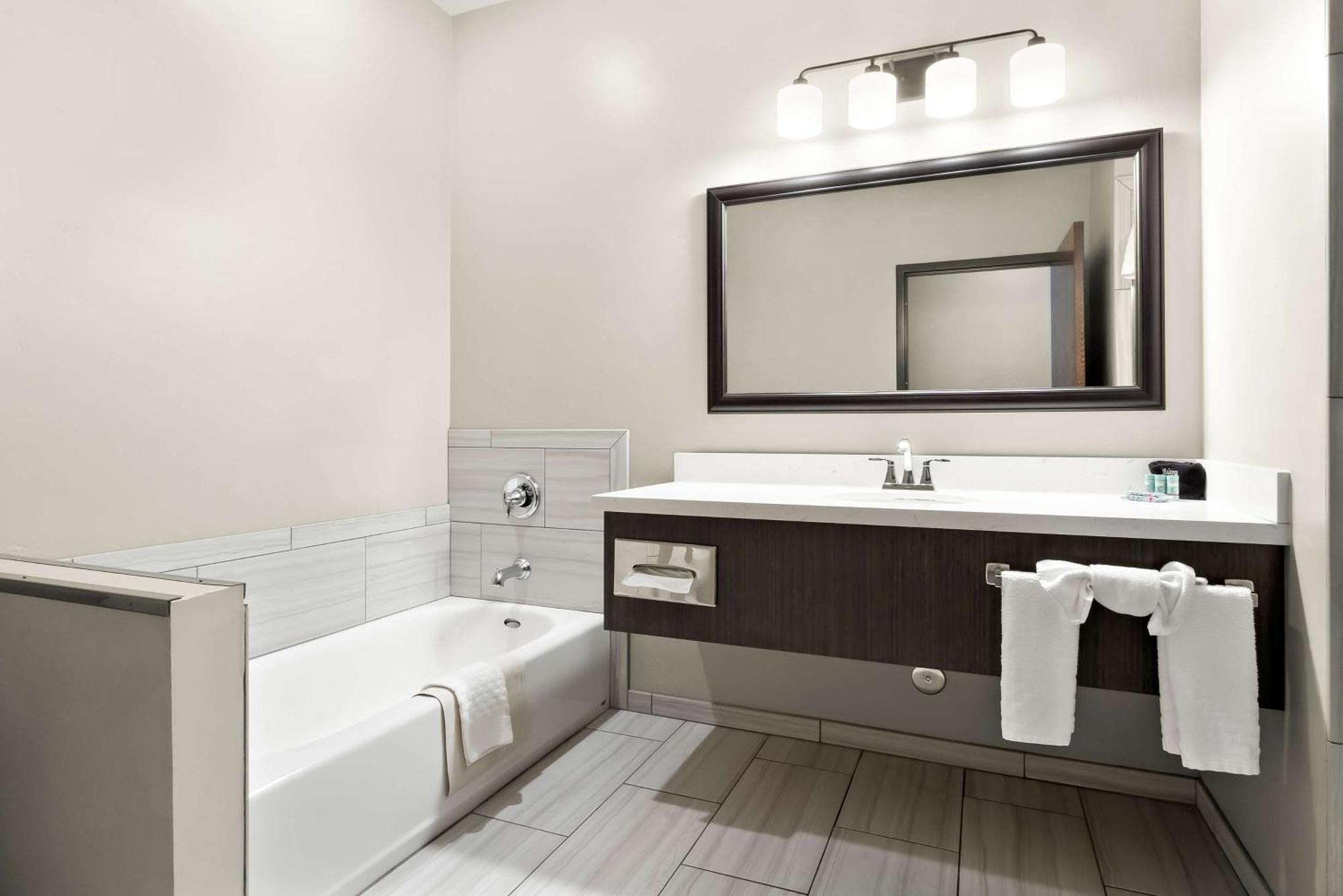 Western Sawtooth Inn&suites Hotel